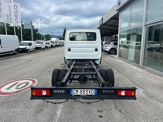Vehicle image 5 / 13
