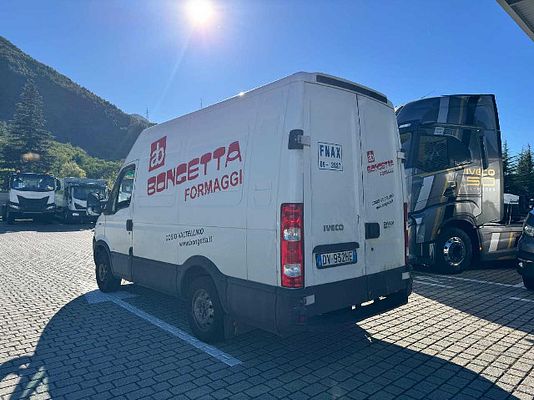 Vehicle image 5 / 12