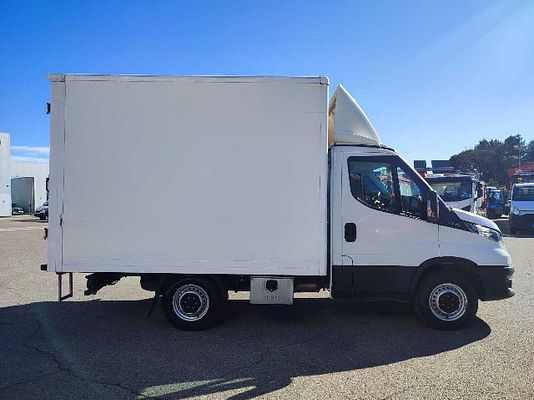 Vehicle image 4 / 12