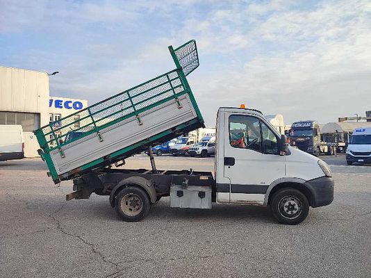 Vehicle image 6 / 9
