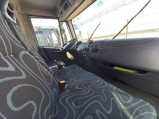 Vehicle image 3 / 5