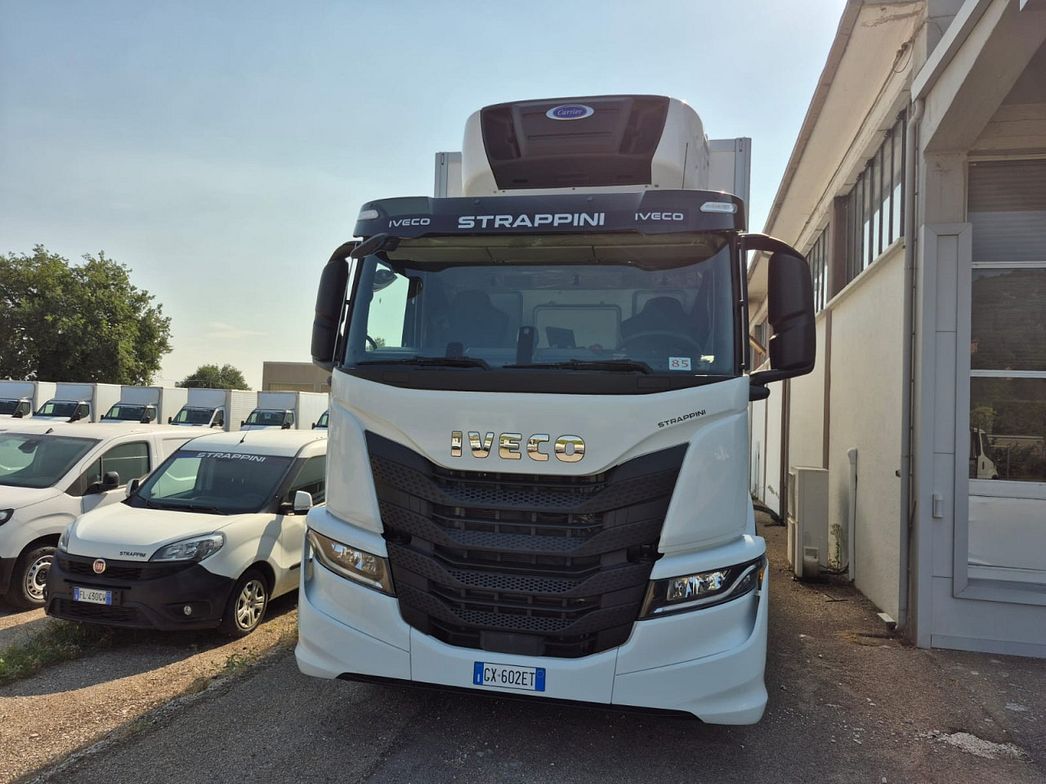 IVECO | MOTRICE FRIGORIFERA CON SPONDA RETRATTILE DHOLLAND