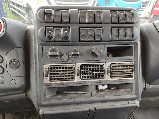 Vehicle image 7 / 9