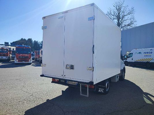 Vehicle image 5 / 12