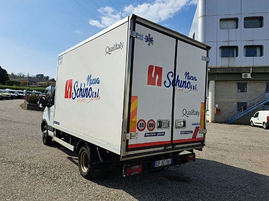 Vehicle image 13 / 19