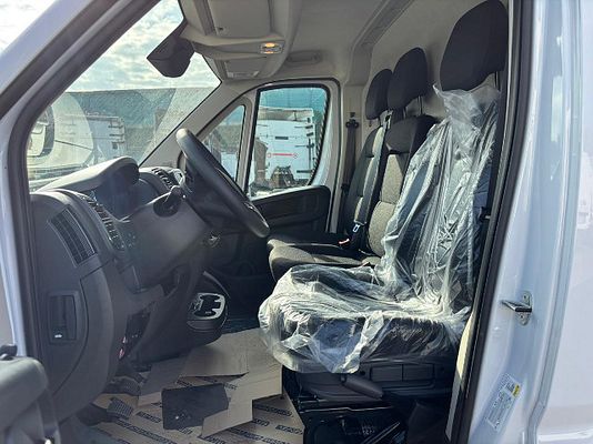 Vehicle image 8 / 13