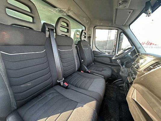 Vehicle image 3 / 12