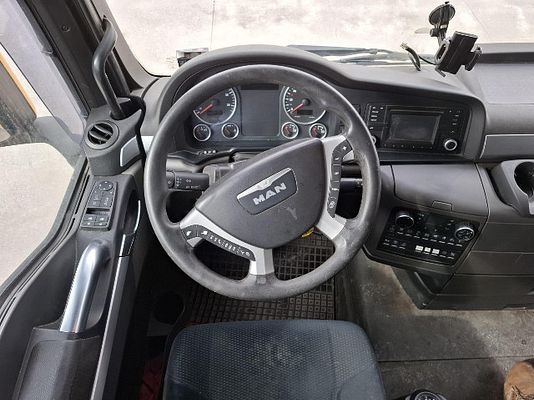 Vehicle image 8 / 12