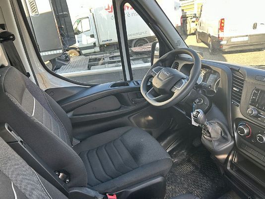 Vehicle image 4 / 12