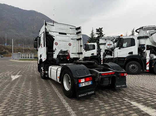 Vehicle image 3 / 9