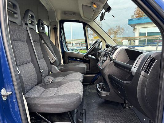 Vehicle image 9 / 14