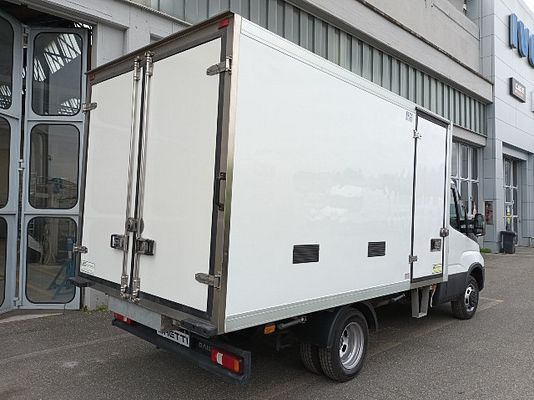 Vehicle image 3 / 5