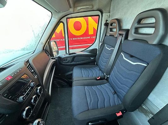 Vehicle image 7 / 9