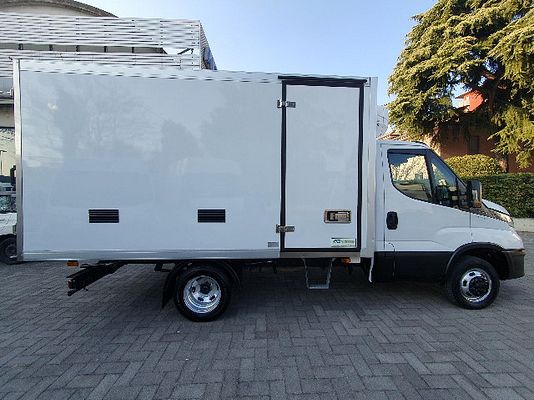 Vehicle image 2 / 10