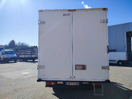 Vehicle image 6 / 12