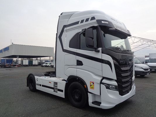 Vehicle image 1 / 16