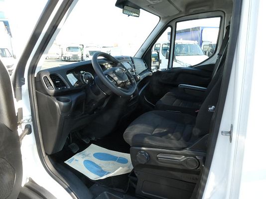 Vehicle image 9 / 14
