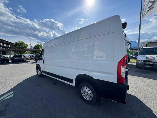 Vehicle image 4 / 8
