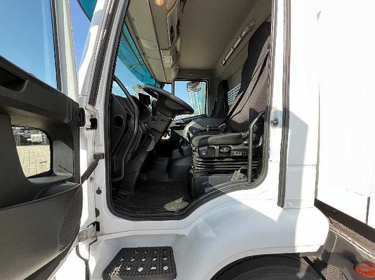 Vehicle image 9 / 15