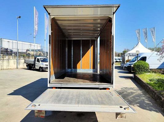 Vehicle image 5 / 13