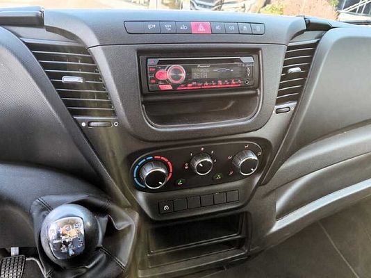 Vehicle image 8 / 9