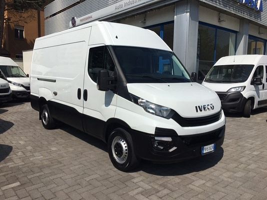 Vehicle image 1 / 9