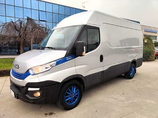 Vehicle image 1 / 9