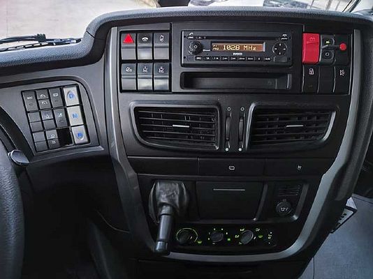 Vehicle image 9 / 15