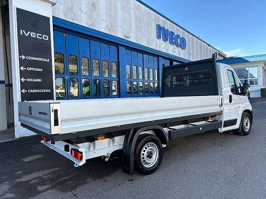 Vehicle image 4 / 13