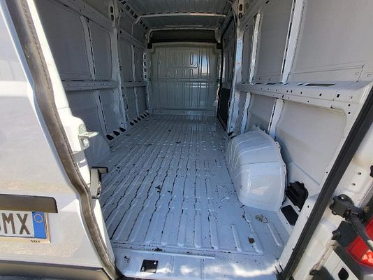 Vehicle image 6 / 8