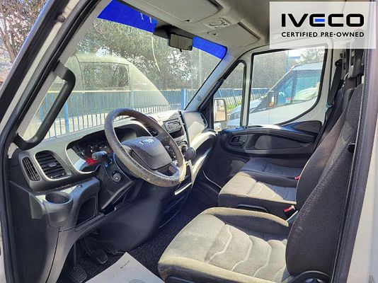 Vehicle image 3 / 6