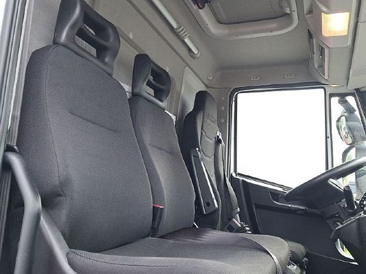 Vehicle image 3 / 23