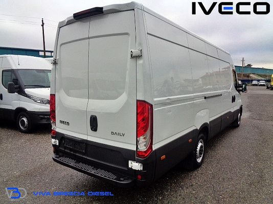 Vehicle image 4 / 14