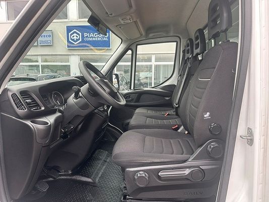 Vehicle image 15 / 18
