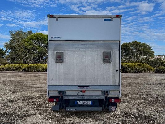 Vehicle image 8 / 14