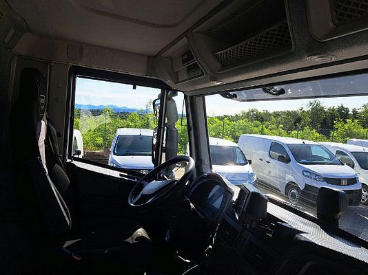 Vehicle image 6 / 16