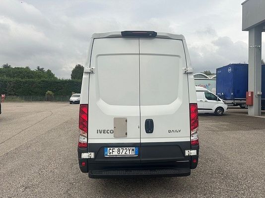 Vehicle image 6 / 19