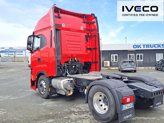 Vehicle image 5 / 12