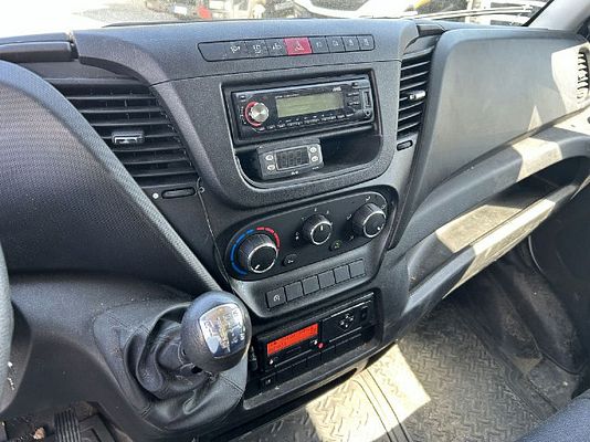 Vehicle image 18 / 19