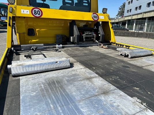 Vehicle image 10 / 17