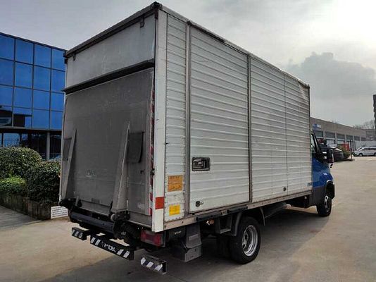 Vehicle image 3 / 15
