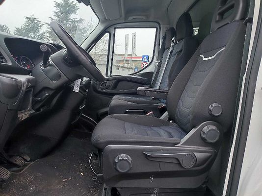 Vehicle image 10 / 10
