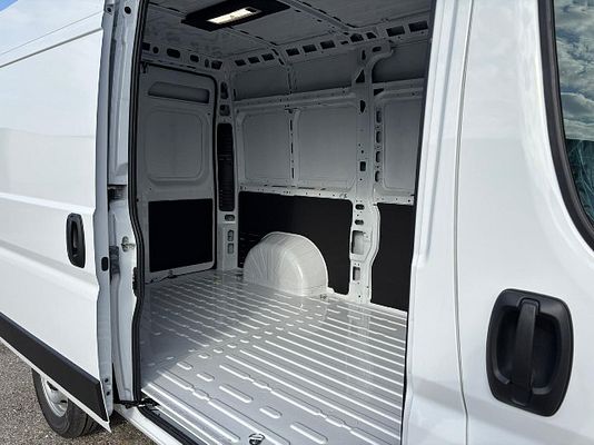 Vehicle image 6 / 13