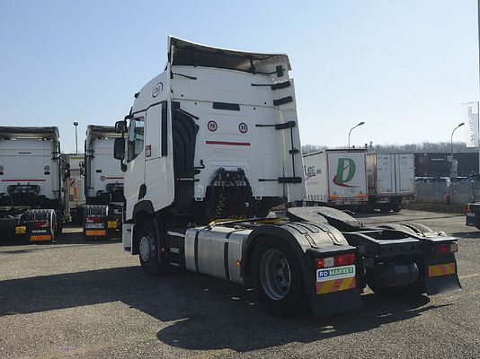 Vehicle image 3 / 5