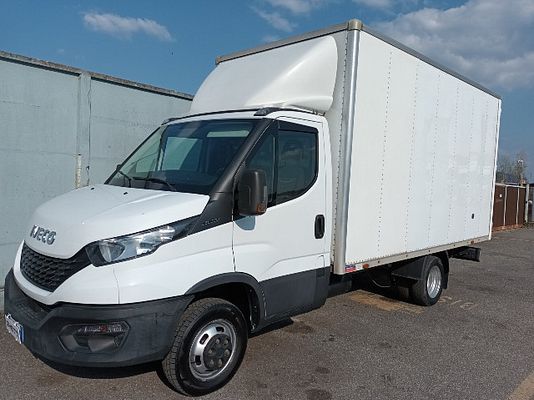 Vehicle image 1 / 5