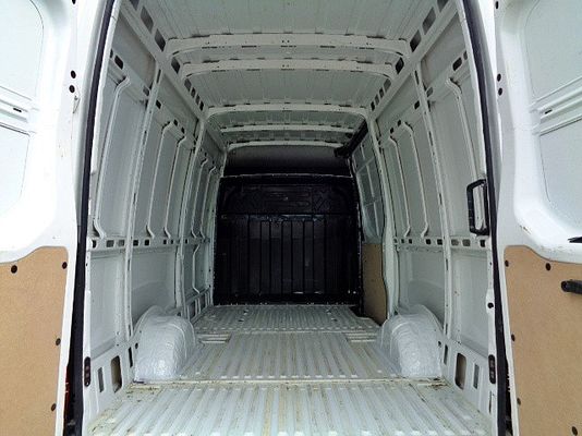 Vehicle image 9 / 15