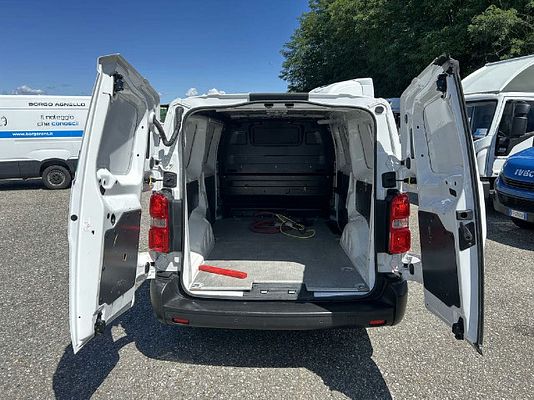 Vehicle image 8 / 16