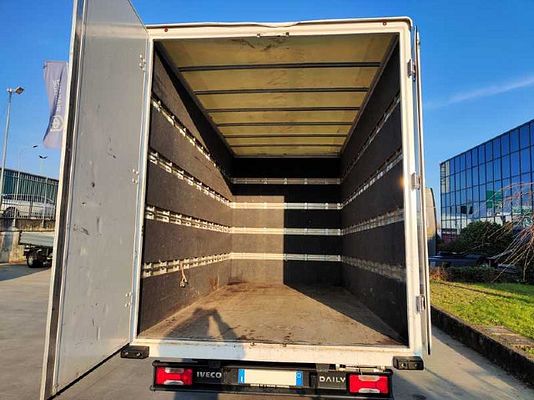 Vehicle image 5 / 9