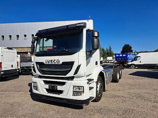 Vehicle image 1 / 16