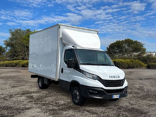 Vehicle image 2 / 12